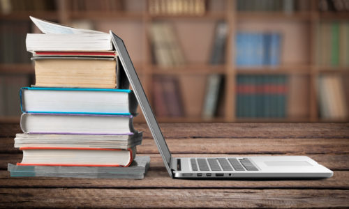 Buch, Bildung, Laptop Betriebswirtin, Laptop und Bücher