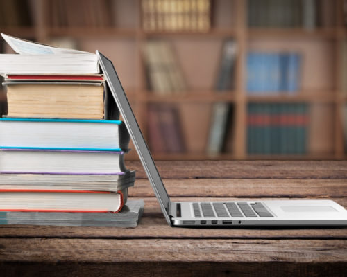 Buch, Bildung, Laptop Betriebswirtin, Laptop und Bücher