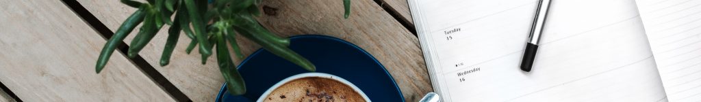 Kalender Kaffee Kalender und Kaffee auf dunklem Tisch mit Blume